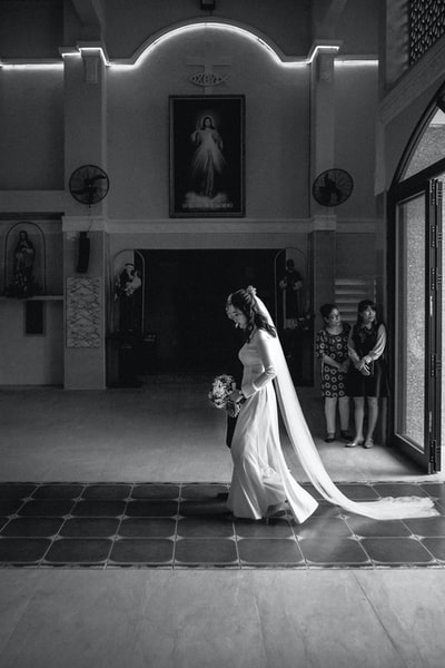 新娘和新郎站在门附近的灰度照片
